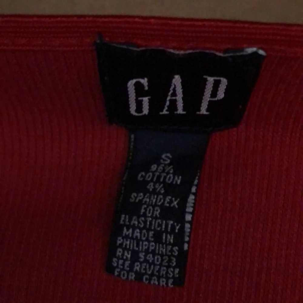 GAP Red Top - Picture 3 of 3